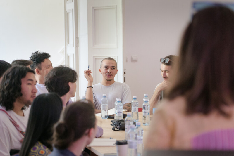 Обсуждение за столом