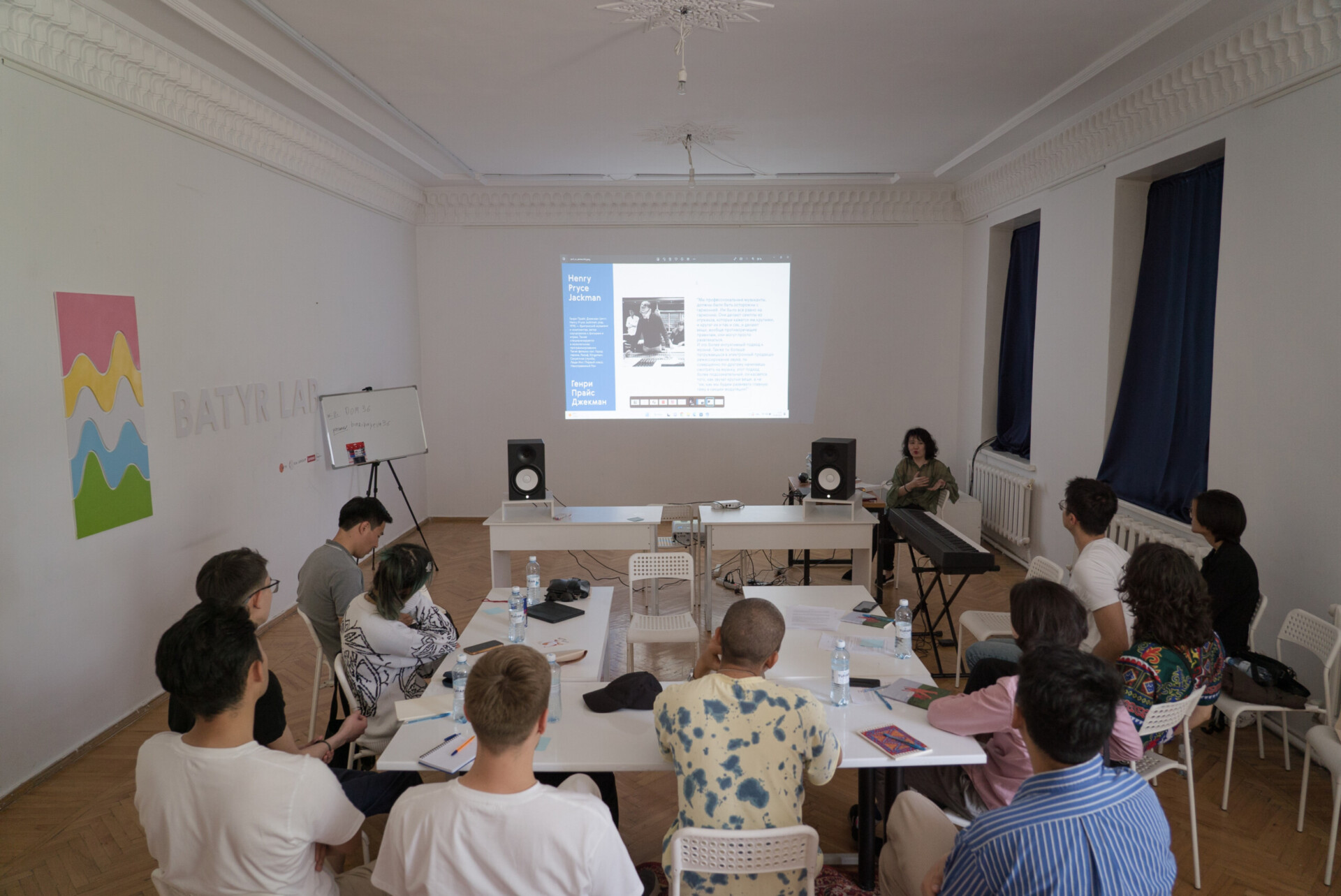 Обсуждение за столом Batyr Lab