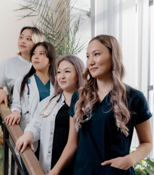 Студентки высшей школы онкологии в Казахстане