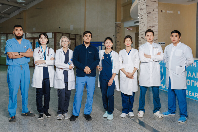 Студенты первого потока высшей школы онкологии с клиническим куратором Мейрамом Мамлиным