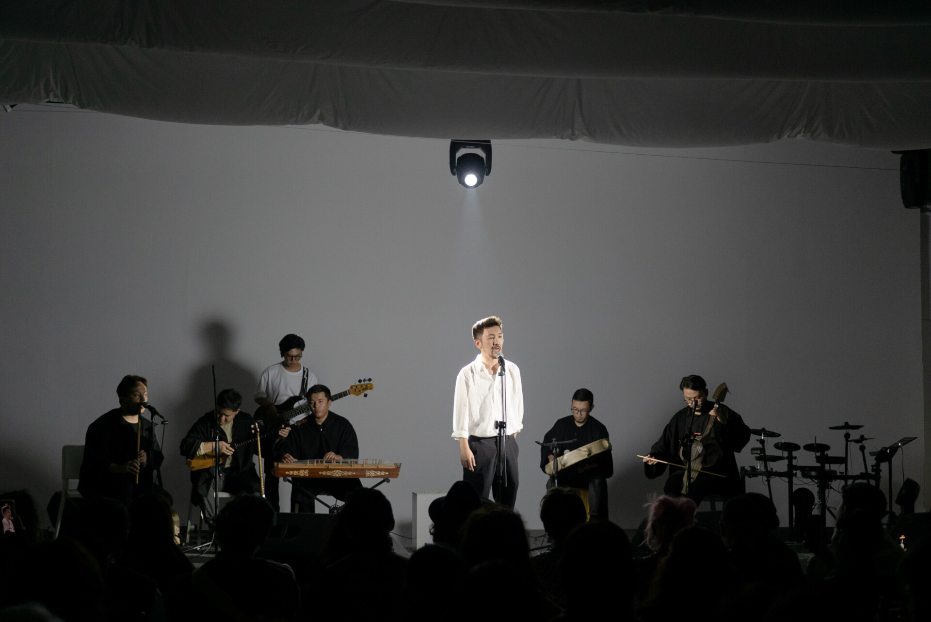 Выступление музыкантов на сцене Batyr Lab